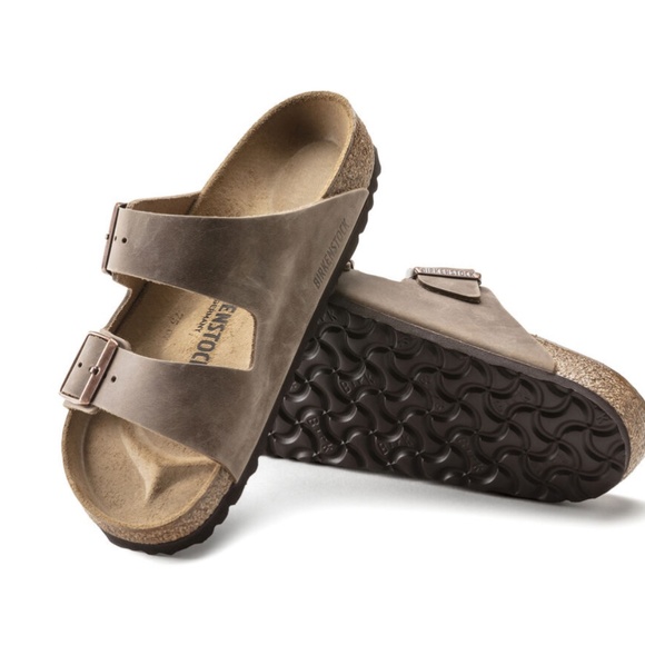 Birkenstock Shoes - Birkenstock Arizona women’s sandals in oiled unbuckle leather size 41